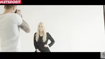 Блондинка трахается с двумя фотографами