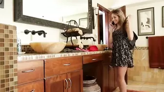 Две девушки занимаются родственными лесбийскими ласками в спальной