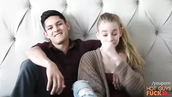 Дебютное совокупление молодой пары в порно на кровати
