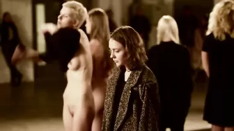 Перфоманс с голыми людьми