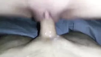 Девушка чешет влагалище и стоячий член во влагалище в позе наездницы