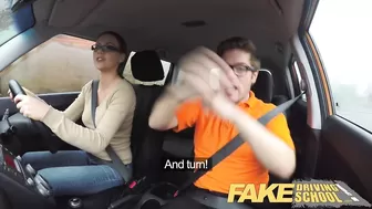Баба в очках трахается с инструктором по вождению в машине