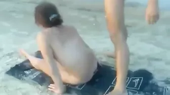 После секса на пляже с подругами надо будет искупаться в речке