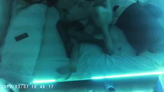 Жена получает сквирт во время вечернего секса с мужем