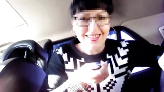 Брюнеточка Наталья показывает большие соски и половые губы в автомобиле