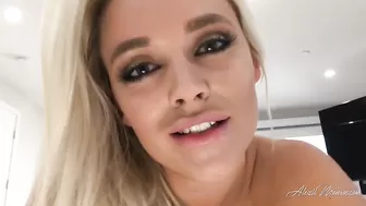 Блондинка скачет на большом члене своего самца ранним утром