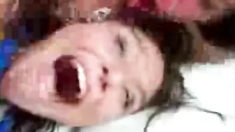 Голые лесбиянки страстно трутся кисками и трахаются на диване