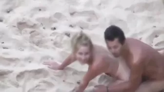 Муж ебет свою жену раком посреди общественного пляжа