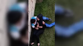 Студентка в хиджабе дает однокласснику потрогать свои сиськи