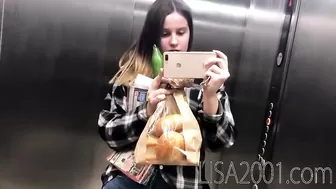 18-летняя брюнетка мастурбирует огурцом в первый раз