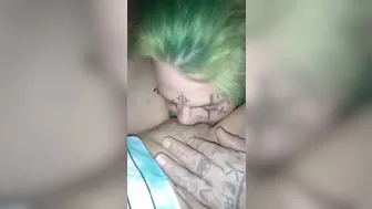 Лижет пизду неформалке с пирсингом и снимает на видео