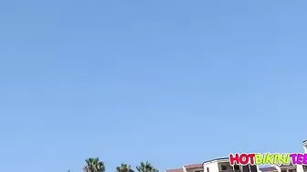 Парень с камерой выбирается на пляж и любуется попками девок