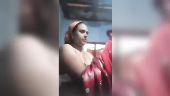 Индийская молодая шлюшка раздевается и мастурбирует киску