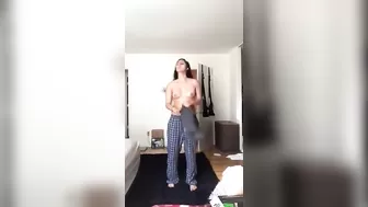 Индианка дрочит бритую киску на любительском порно для друга