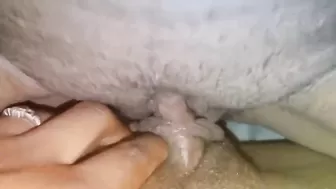 Телка трется клитором о киску обнаженной любовницы