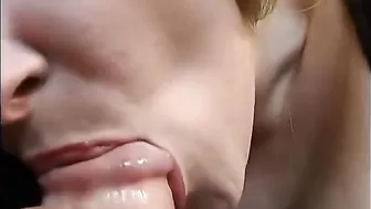 Очкастая блонда каждый день сосет упругий хуй мужа ради свежей спермы