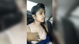 Молодая мулатка сосет пенис парня в машине и светит сиськами