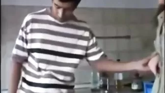 Молодая стройная красотка в шоке от размеров гигантского члена худого любовничка