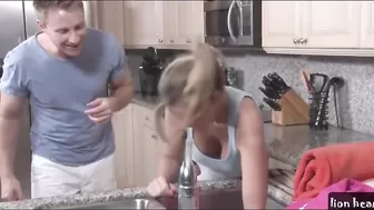 Выебал сводную сестру, пока ее рука застряла в раковине