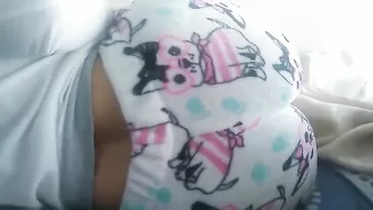 Наглый брат щупает спящую сестру за толстую попку и засаживает пенис во влагалище