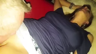 Развратный пенсионер с сединой на висках нежно делает кунилингус сексуальной мамочке